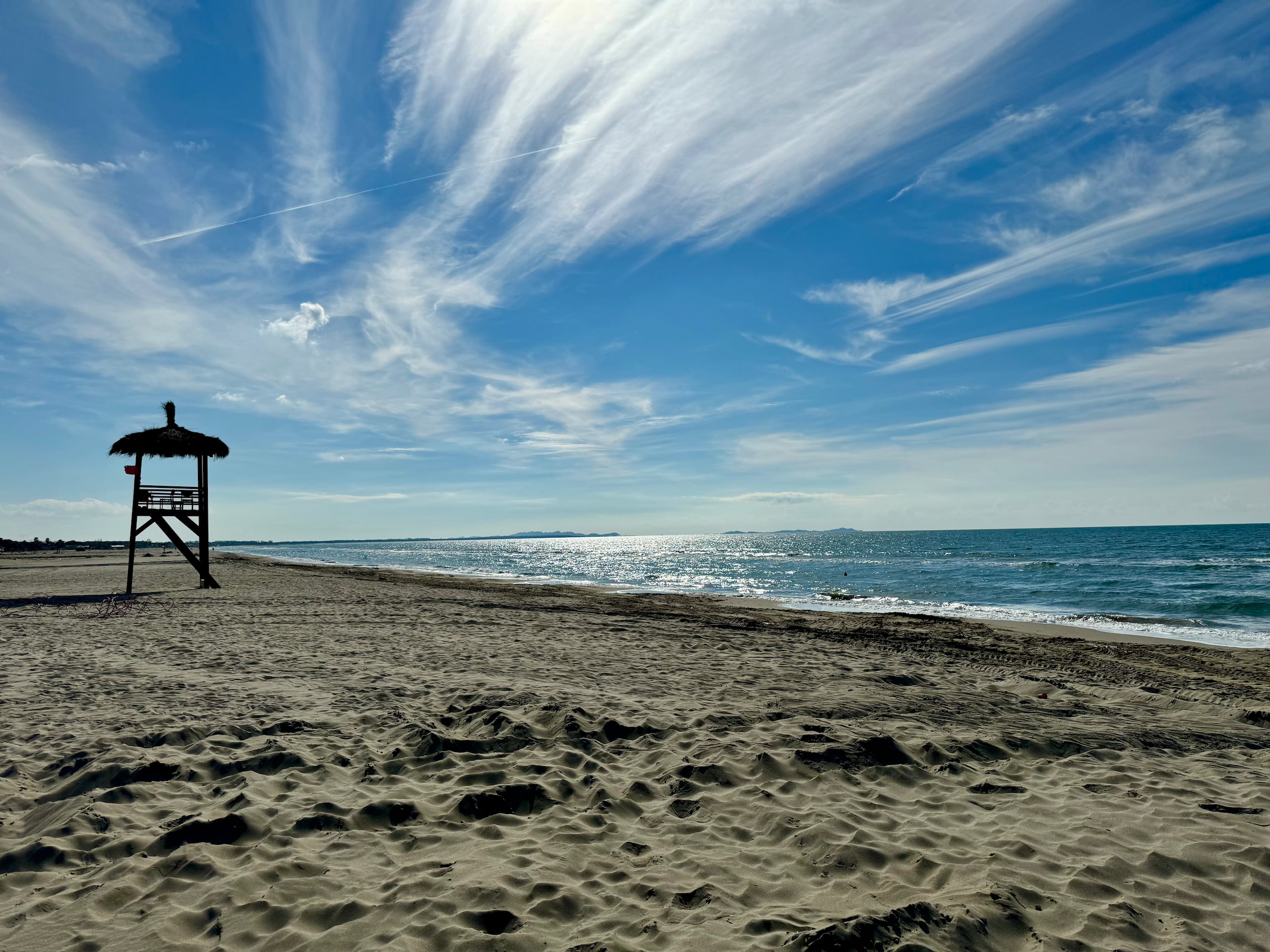 Sea view and lifeguard tower at Lalzi Bay